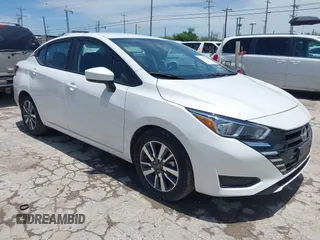 2024 Nissan Versa SV z VIN 3N1CN8EV3RL896606, wystawiony jako IAAI lot #42376921 z przebiegiem 16 157 mil mil oraz . Historia ofert i sprzedaży dostępna na DreamBid. Obrazek 1.
