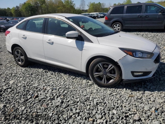 2018 Ford Focus SE with VIN 1FADP3FE4JL220247, listed as a Copart auction lot 52694315 with 25,285 mi miles and Salvage Title. Bid and sale history available at carsss.com. Image 4.