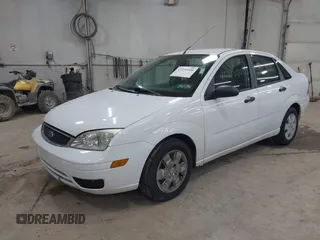 2007 Ford Focus S z VIN 1FAFP34N87W360398, wystawiony jako IAAI lot #42395300 z przebiegiem 96 220 mil mil oraz . Historia ofert i sprzedaży dostępna na DreamBid. Obrazek 2.