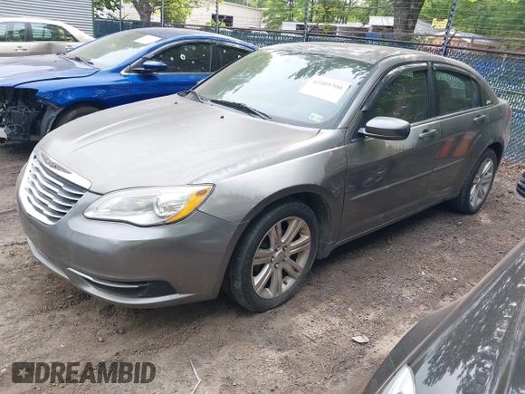 2013 Chrysler 200 Touring z VIN 1C3CCBBB5DN714654, wystawiony jako IAAI lot #42409300 z przebiegiem 177 498 mil mil oraz . Historia ofert i sprzedaży dostępna na DreamBid. Obrazek 2.