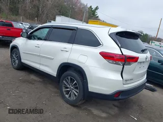 2019 Toyota Highlander SE with VIN 5TDJZRFH3KS629568, listed as a IAAI auction lot 42037373 with 93,358 mi miles and . Bid and sale history available at DreamBid. Image 3.