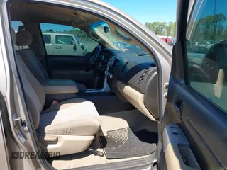 2008 Toyota Tundra z VIN 5TBEV54188S477123, wystawiony jako IAAI lot #41883120 z przebiegiem 208 768 mil mil oraz . Historia ofert i sprzedaży dostępna na DreamBid. Obrazek 5.