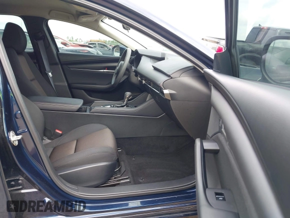 2023 Mazda 3 S z VIN 3MZBPAAM2PM361827, wystawiony jako IAAI lot #42389609 z przebiegiem 17 697 mil mil oraz . Historia ofert i sprzedaży dostępna na DreamBid. Obrazek 5.