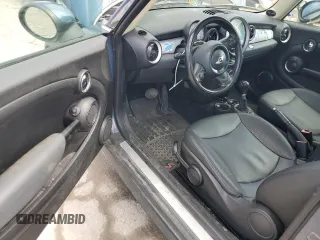 2011 MINI Hardtop z VIN WMWSU3C57BT095497, wystawiony jako Copart lot #55972645 z przebiegiem 132 947 mil mil oraz Szkody całkowita. Historia ofert i sprzedaży dostępna na DreamBid. Obrazek 8.