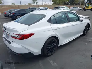 2025 Toyota Camry LE z VIN 4T1DAACK3SU533985, wystawiony jako IAAI lot #42118873 z przebiegiem Nie podano mil oraz . Historia ofert i sprzedaży dostępna na DreamBid. Obrazek 4.