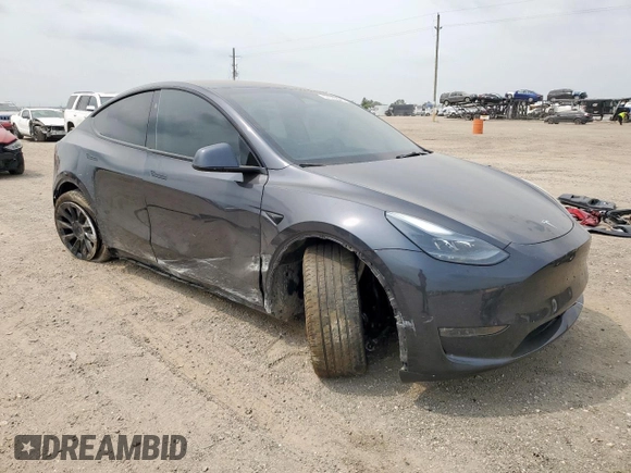 2024 Tesla Model Y Long Range with VIN 7SAYGDEE2RA287446, listed as a Copart auction lot 57640895 with 27,932 mi miles and Salvage title. Bid and sale history available at DreamBid. Image 4.