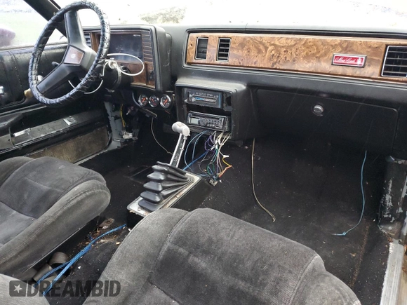 1981 Chevrolet Monte Carlo z VIN 1G1AZ37K7BB423127, wystawiony jako Copart lot #51288275 z przebiegiem 86 962 mil mil oraz Tytuł czysty. Historia ofert i sprzedaży dostępna na DreamBid. Obrazek 8.