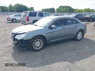 2007 Chrysler Sebring Touring z VIN 1C3LC56KX7N542931, wystawiony jako IAAI lot #42167913 z przebiegiem 240 638 mil mil oraz . Historia ofert i sprzedaży dostępna na DreamBid. Obrazek 2.