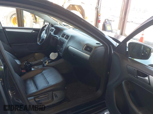 2014 Volkswagen Jetta SE with VIN 3VWD17AJ7EM399621, listed as a IAAI auction lot 42529650 with 117,825 mi miles and . Bid and sale history available at DreamBid. Image 5.