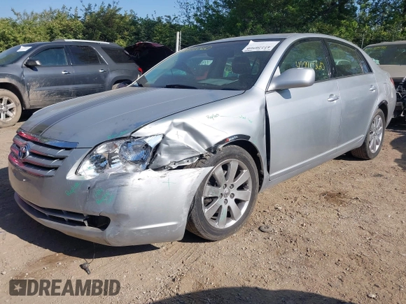 2005 Toyota Avalon XL z VIN 4T1BK36B95U050498, wystawiony jako IAAI lot #42220560 z przebiegiem 140 222 mil mil oraz . Historia ofert i sprzedaży dostępna na DreamBid. Obrazek 6.