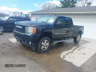 2011 GMC Sierra 2500HD Denali z VIN 1GT125C85BF190441, wystawiony jako IAAI lot #41971167 z przebiegiem 289 776 mil mil oraz . Historia ofert i sprzedaży dostępna na DreamBid. Obrazek 2.