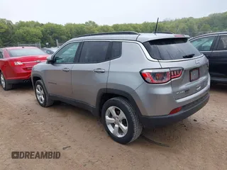 2017 Jeep Compass Latitude z VIN 3C4NJDBB8HT693164, wystawiony jako IAAI lot #42256210 z przebiegiem 52 130 mil mil oraz . Historia ofert i sprzedaży dostępna na DreamBid. Obrazek 3.