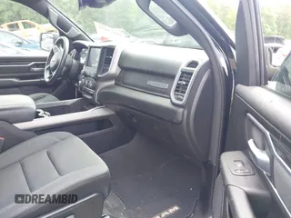 2022 Ram 1500 Big Horn z VIN 1C6RRFFG8NN365239, wystawiony jako IAAI lot #42453450 z przebiegiem 59 576 mil mil oraz . Historia ofert i sprzedaży dostępna na DreamBid. Obrazek 5.