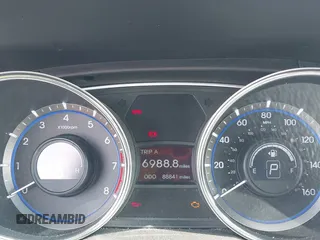 2013 Hyundai Sonata GLS z VIN 5NPEB4AC8DH533528, wystawiony jako IAAI lot #42175240 z przebiegiem 88 841 mil mil oraz . Historia ofert i sprzedaży dostępna na DreamBid. Obrazek 7.