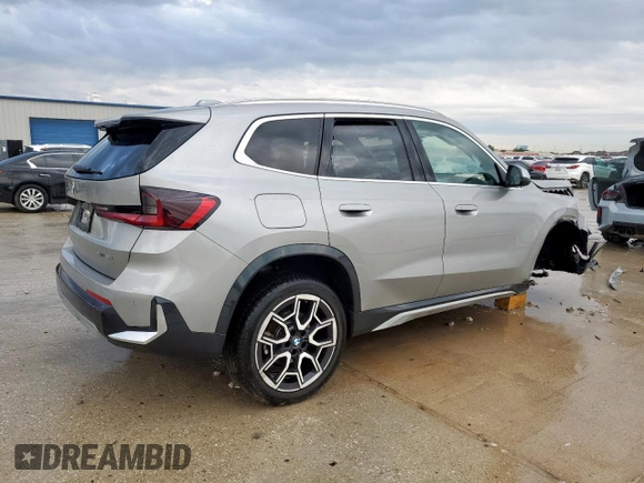 2024 BMW X1 xDrive28i с VIN WBX73EF07R5Z37604, выставлен на аукционе Copart как лот 55157395 с пробегом 9 531 миль миль и Списание • Salvage title. История ставок и продаж доступна на DreamBid. Изображение 3.