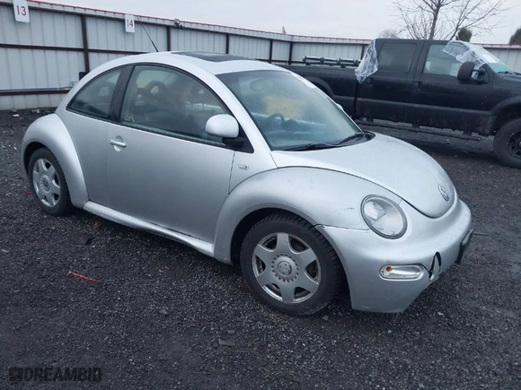 2000 Volkswagen New Beetle GLX with VIN 3VWDD21C6YM469268, listed as a IAAI auction lot 41208322 with 169,546 mi miles. Bid and sale history available at carsss.com. Image 1.