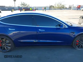 2020 Tesla Model 3 Performance z VIN 5YJ3E1ECXLF641945, wystawiony jako IAAI lot #41337826 z przebiegiem 53 336 mil mil oraz . Historia ofert i sprzedaży dostępna na DreamBid. Obrazek 13.
