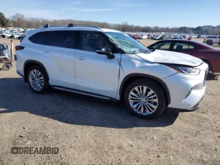 2024 Toyota Highlander LE z VIN 5TDKDRBH5RS569375, wystawiony jako Copart lot #48847105 z przebiegiem 7 103 mil mil oraz Szkoda całkowita • Salvage title. Historia ofert i sprzedaży dostępna na DreamBid. Obrazek 4.