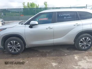 2024 Toyota Highlander LE z VIN 5TDKDRAH9RS050136, wystawiony jako IAAI lot #42427558 z przebiegiem 38 481 mil mil oraz . Historia ofert i sprzedaży dostępna na DreamBid. Obrazek 14.
