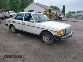 1982 Mercedes-Benz 300 D z VIN WDBAB33A7CB013663, wystawiony jako IAAI lot #42441493 z przebiegiem 193 103 mil mil oraz . Historia ofert i sprzedaży dostępna na DreamBid. Obrazek 1.