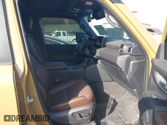 2024 Toyota Land Cruiser z VIN JTEABFAJ9RK012363, wystawiony jako IAAI lot #41859375 z przebiegiem 5 420 mil mil oraz . Historia ofert i sprzedaży dostępna na DreamBid. Obrazek 5.