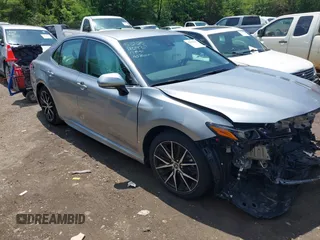 2022 Toyota Camry SE z VIN 4T1T11AK9NU643409, wystawiony jako IAAI lot #42227700 z przebiegiem 22 533 mil mil oraz . Historia ofert i sprzedaży dostępna na DreamBid. Obrazek 1.