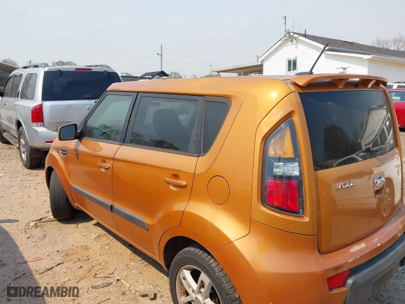2011 Kia Soul ! with VIN KNDJT2A23B7270423, listed as a IAAI auction lot 41821149 with 211,592 mi miles. Bid and sale history available at carsss.com. Image 3.