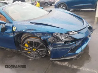 2022 Ferrari SF90 z VIN ZFF96NMA5N0283932, wystawiony jako IAAI lot #41702380 z przebiegiem 5 203 mil mil oraz . Historia ofert i sprzedaży dostępna na DreamBid. Obrazek 6.