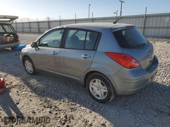 2010 Nissan Versa S z VIN 3N1BC1CP8AL423169, wystawiony jako Copart lot #52792625 z przebiegiem Nie podano mil oraz Czysty tytuł • Clean title. Historia ofert i sprzedaży dostępna na DreamBid. Obrazek 2.