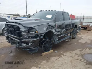 2024 Ram 2500 Laramie z VIN 3C6UR5FL1RG142556, wystawiony jako IAAI lot #41428812 z przebiegiem 42 004 mil mil oraz . Historia ofert i sprzedaży dostępna na DreamBid. Obrazek 2.