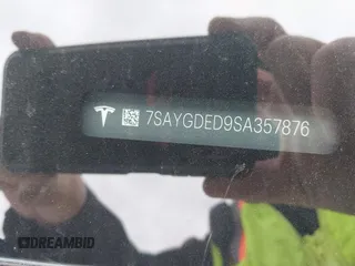 2025 Tesla Model Y Long Range z VIN 7SAYGDED9SA357876, wystawiony jako IAAI lot #41555227 z przebiegiem 1 600 mil mil oraz . Historia ofert i sprzedaży dostępna na DreamBid. Obrazek 9.