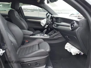 2024 Alfa Romeo Stelvio Veloce z VIN ZASPAKBN0R7D75947, wystawiony jako IAAI lot #42045255 z przebiegiem Nie podano mil oraz . Historia ofert i sprzedaży dostępna na DreamBid. Obrazek 5.