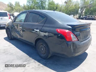 2014 Nissan Versa S Plus z VIN 3N1CN7AP6EL875051, wystawiony jako IAAI lot #42310996 z przebiegiem 175 947 mil mil oraz . Historia ofert i sprzedaży dostępna na DreamBid. Obrazek 3.
