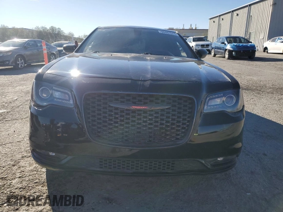 2022 Chrysler 300 S z VIN 2C3CCABG7NH179357, wystawiony jako Copart lot #86889524 z przebiegiem 64 952 mil mil oraz Szkoda całkowita • Salvage title. Historia ofert i sprzedaży dostępna na DreamBid. Obrazek 5.