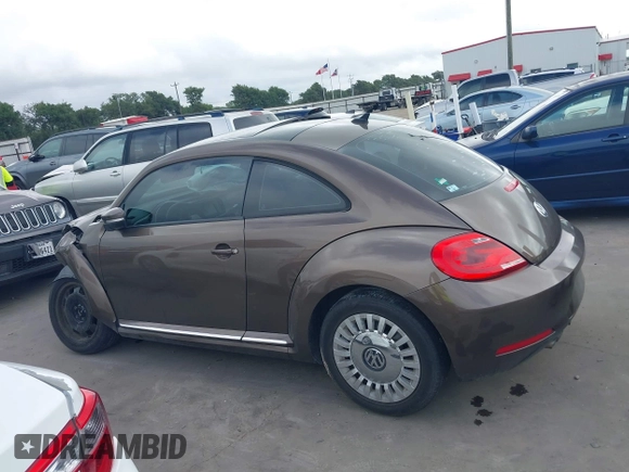 2013 Volkswagen Beetle 2.5L z VIN 3VWHX7AT0DM685648, wystawiony jako IAAI lot #42648849 z przebiegiem 118 187 mil mil oraz . Historia ofert i sprzedaży dostępna na DreamBid. Obrazek 15.