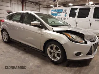 2014 Ford Focus SE z VIN 1FADP3K2XEL247552, wystawiony jako IAAI lot #41815558 z przebiegiem 89 094 mil mil oraz . Historia ofert i sprzedaży dostępna na DreamBid. Obrazek 1.