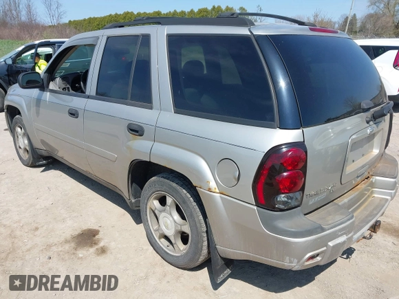 2007 Chevrolet TrailBlazer LS with VIN 1GNDT13S272211105, listed as a IAAI auction lot 42106818 with 200,104 mi miles. Bid and sale history available at carsss.com. Image 3.