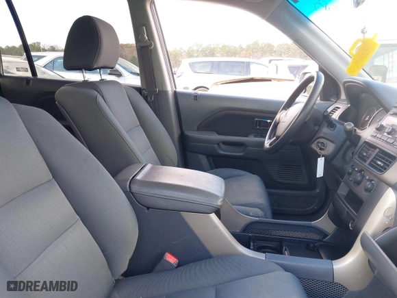 2008 Honda Pilot VP with VIN 5FNYF28278B020066, listed as a IAAI auction lot 40987012 with 210,188 mi miles. Bid and sale history available at carsss.com. Image 5.