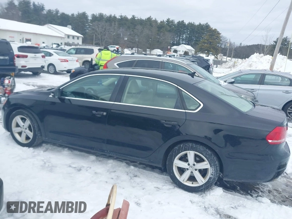 2013 Volkswagen Passat SE z VIN 1VWBP7A39DC047714, wystawiony jako IAAI lot #41577301 z przebiegiem 162 164 mil mil oraz . Historia ofert i sprzedaży dostępna na DreamBid. Obrazek 14.
