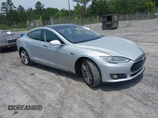 2013 Tesla Model S z VIN 5YJSA1AC4DFP10224, wystawiony jako IAAI lot #42289080 z przebiegiem 76 129 mil mil oraz . Historia ofert i sprzedaży dostępna na DreamBid. Obrazek 1.