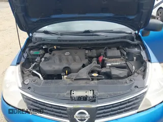 2008 Nissan Versa S z VIN 3N1BC11E98L415514, wystawiony jako IAAI lot #42458528 z przebiegiem 162 552 mil mil oraz . Historia ofert i sprzedaży dostępna na DreamBid. Obrazek 10.