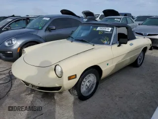 1974 Alfa Romeo Spider z VIN AR3044845, wystawiony jako Copart lot #76930974 z przebiegiem 8243 mil mil oraz Nie do naprawy. Historia ofert i sprzedaży dostępna na DreamBid. Obrazek 1.