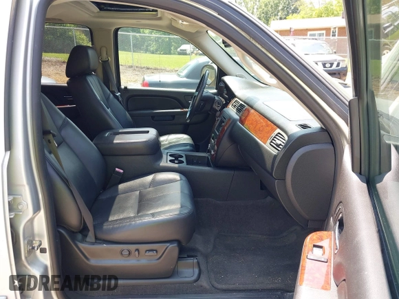 2010 Chevrolet Tahoe LT z VIN 1GNUKBE04AR194729, wystawiony jako IAAI lot #42408855 z przebiegiem 192 532 mil mil oraz . Historia ofert i sprzedaży dostępna na DreamBid. Obrazek 5.