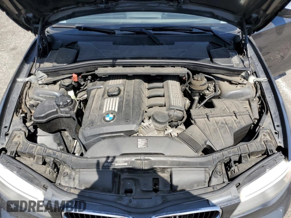 2013 BMW 1 Series 128i z VIN WBAUP7C5XDVP25110, wystawiony jako Copart lot #58033485 z przebiegiem 88 989 mil mil oraz Szkoda całkowita • Salvage title. Historia ofert i sprzedaży dostępna na DreamBid. Obrazek 11.