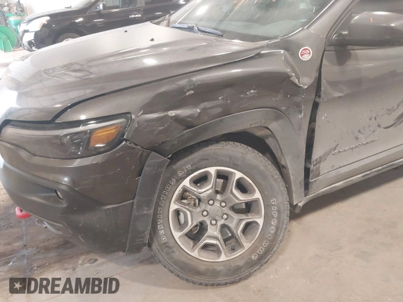 2020 Jeep Cherokee Trailhawk z VIN 1C4PJMBX8LD627104, wystawiony jako IAAI lot #41493732 z przebiegiem 46 463 mil mil oraz . Historia ofert i sprzedaży dostępna na DreamBid. Obrazek 6.