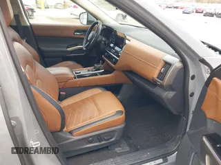 2023 Nissan Pathfinder Platinum с VIN 5N1DR3DK0PC207125, выставлен на аукционе IAAI как лот 41848785 с пробегом 22 068 миль миль и . История ставок и продаж доступна на DreamBid. Изображение 5.