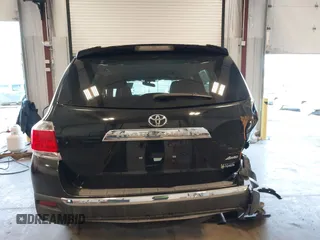 2011 Toyota Highlander z VIN 5TDBK3EH5BS072184, wystawiony jako IAAI lot #41549319 z przebiegiem 133 428 mil mil oraz . Historia ofert i sprzedaży dostępna na DreamBid. Obrazek 16.