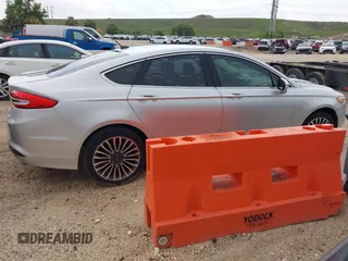2017 Ford Fusion SE z VIN 3FA6P0HD5HR166433, wystawiony jako IAAI lot #42394998 z przebiegiem 121 333 mil mil oraz . Historia ofert i sprzedaży dostępna na DreamBid. Obrazek 13.