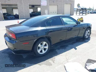 2011 Dodge Charger SE z VIN 2B3CL3CG8BH505475, wystawiony jako IAAI lot #42420156 z przebiegiem 111 791 mil mil oraz . Historia ofert i sprzedaży dostępna na DreamBid. Obrazek 4.