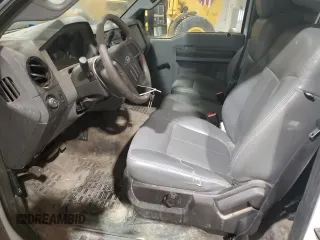 2011 Ford F-250 XL z VIN 1FTBF2A60BEA25184, wystawiony jako Copart lot #57188685 z przebiegiem 141 663 mil mil oraz Czysty tytuł • Clean title. Historia ofert i sprzedaży dostępna na DreamBid. Obrazek 7.